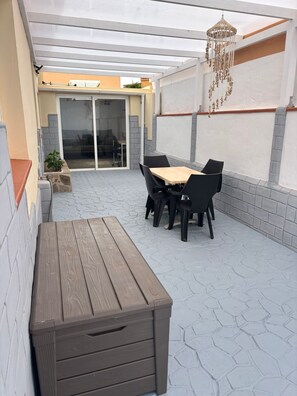 Outdoor dining - Casa Joy: charm and tranquility in Fuerteventura near the coast (La Oliva)