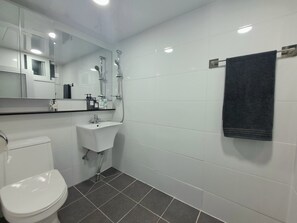 Deluxe Single Room | Bathroom - Dodahm Guesthouse (Bupyeong-Gu)