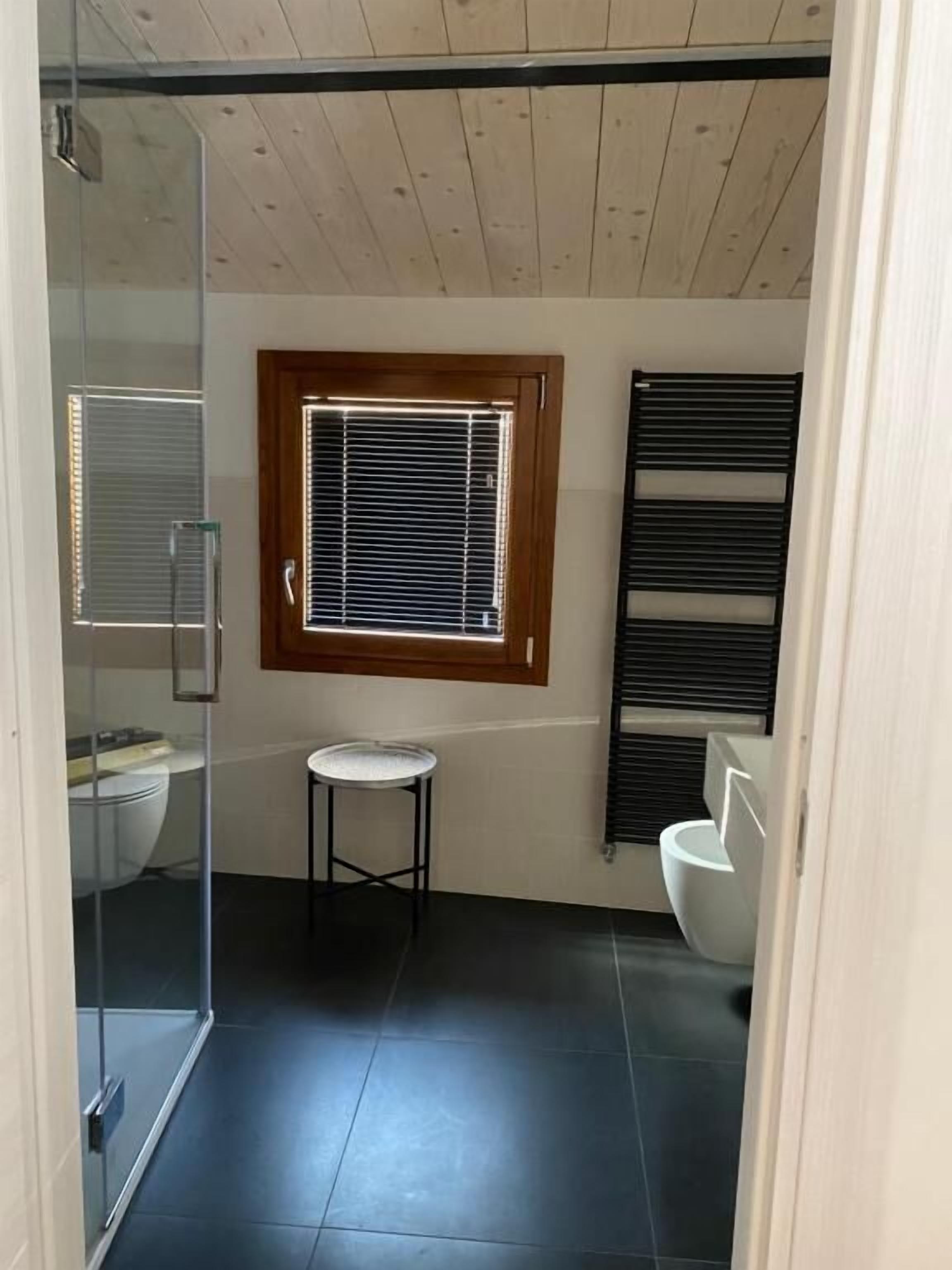 Deluxe kamer, uitzicht op de stad | Badkamer