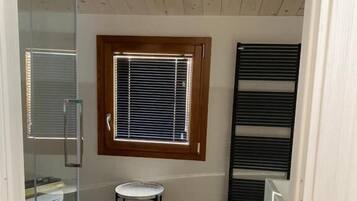 Deluxe kamer, uitzicht op de stad | Badkamer