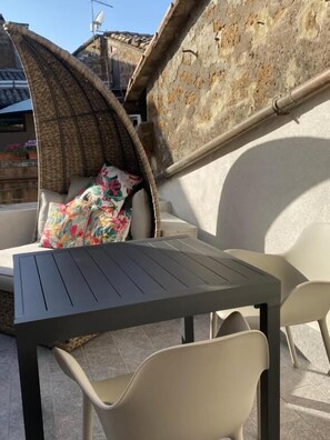 Deluxe Room, City View | Outdoor dining