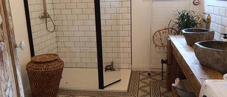 Douche, serviettes fournies, papier de toilette