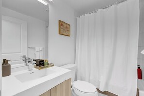 Bathroom - BEAUTIFUL 1BD DOWNTOWN TORONTO (Toronto)
