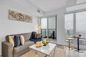 Living area - BEAUTIFUL 1BD DOWNTOWN TORONTO (Toronto)
