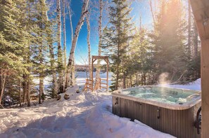 Outdoor spa tub - Spa & Relaxation at Lake Cameron | BORD DE L'EAU (Amherst)