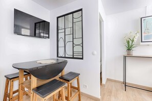 Dining - Appartement de Charme Montmartre Batignolles (Paris)