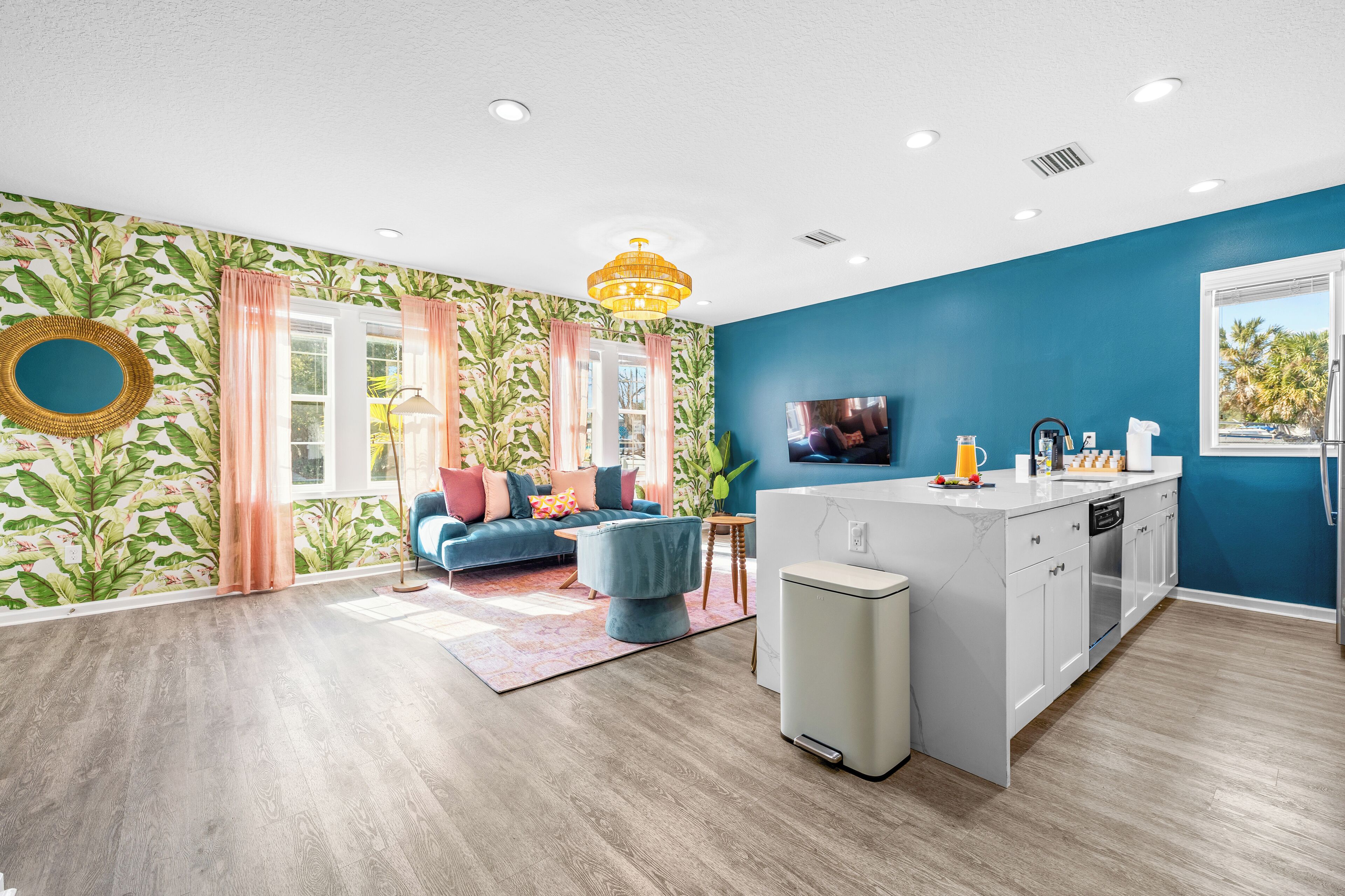 Un salon moderne avec un canapé, une table basse et un téléviseur.