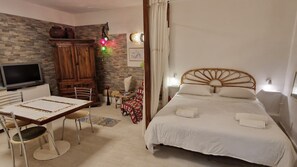 1 bedroom, iron/ironing board, WiFi, bed sheets - Studio Apartment in Trapani Historic Centre with Private Patio- Tarabanis house (Trapani)