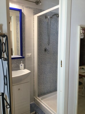 Shower, hair dryer, towels, soap - Studio Apartment in Trapani Historic Centre with Private Patio- Tarabanis house (Trapani)