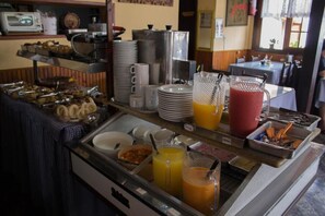 Sudah termasuk sarapan prasmanan setiap hari