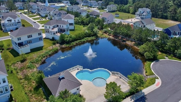 A residential area with houses, a large body of water, and a fountain. - Bright 4BR House near Bethany Beach (Bethany Beach)