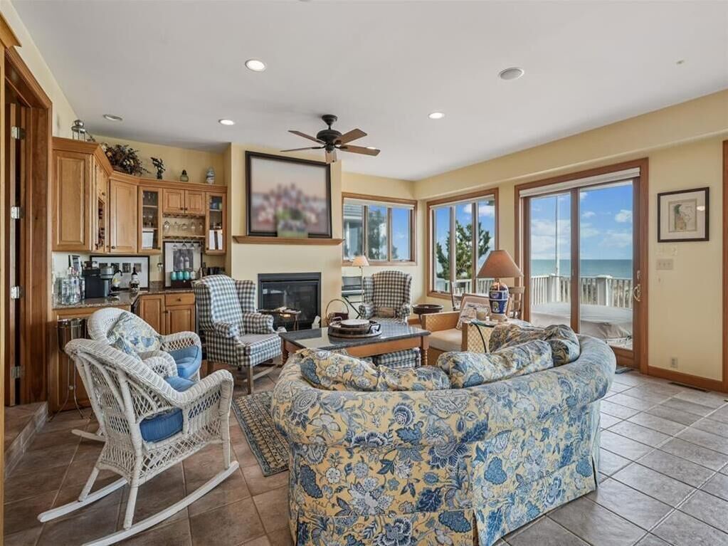 Smart TV, fireplace, books, offices