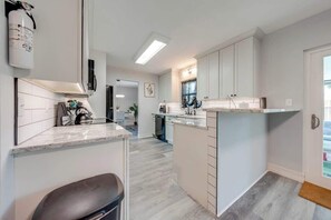 Fridge, microwave, oven, stovetop - Private Pool Home 15 Min to Universal Studios (Orlando)