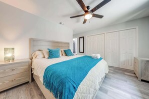 4 bedrooms, desk, iron/ironing board, travel cot - Private Pool Home 15 Min to Universal Studios (Orlando)