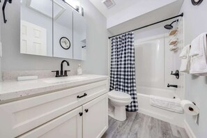 Shower, hair dryer, towels, soap - Private Pool Home 15 Min to Universal Studios (Orlando)