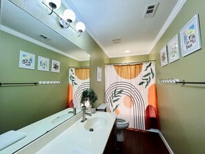 Hair dryer - 5 STAR FUN ~ 14 Person Family Friendly ~BACH TRIP (Austin)