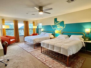 Desk, iron/ironing board, WiFi, bed sheets - 5 STAR FUN ~ 14 Person Family Friendly ~BACH TRIP (Austin)