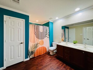 Hair dryer - 5 STAR FUN ~ 14 Person Family Friendly ~BACH TRIP (Austin)