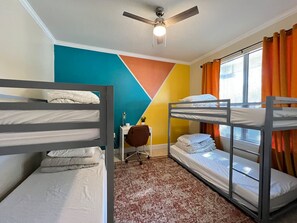 Escritorio, tabla de planchar con plancha, wifi y ropa de cama 