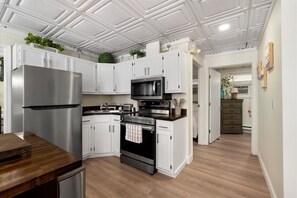 Private kitchen - Apartment in Sylvan Beach, 4bd | The Beachside Co. (Sylvan Beach)