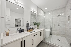 Shower, hair dryer, towels, shampoo - Bright Modern & Cheerful 3BD/3BA, Medical District (Dallas)