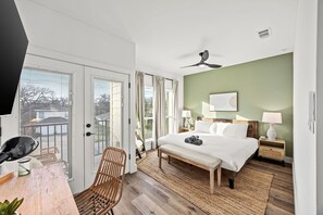 Desk, iron/ironing board, WiFi, bed sheets - Bright Modern & Cheerful 3BD/3BA, Medical District (Dallas)