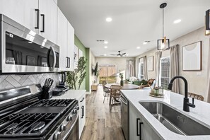 Fridge, microwave, oven, stovetop - Bright Modern & Cheerful 3BD/3BA, Medical District (Dallas)