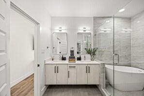 Shower, hair dryer, towels, shampoo - Bright Modern & Cheerful 3BD/3BA, Medical District (Dallas)
