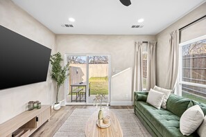 TV, offices - Bright Modern & Cheerful 3BD/3BA, Medical District (Dallas)