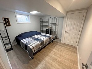 1 chambre, fer et planche à repasser, accès au Wi-Fi (inclus)