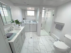 Dusche, Haartrockner, Bidet, Handtücher
