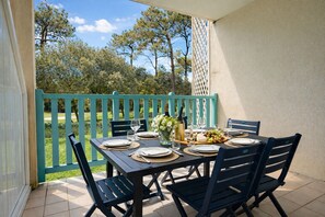 Outdoor dining - Charming 4-person apartment with balcony overlooking the golf course (Talmont-Saint-Hilaire)