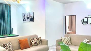 Departamento económico, balcón, vista a la ciudad | Área de sala de estar