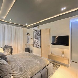 Economy appartement, balkon, uitzicht op de stad | Een bureau, een laptopwerkplek, verduisterende gordijnen