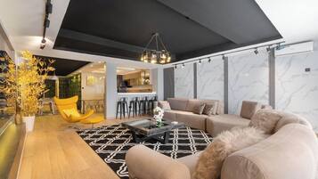 Departamento económico, balcón, vista a la ciudad | Área de sala de estar