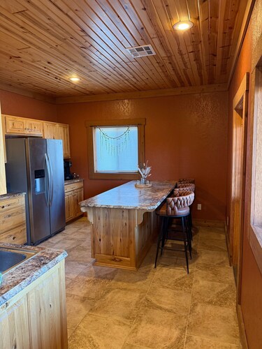 The Cabin Retreat on 47 acres, fishing, kayaking, views!