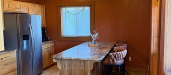 The Cabin Retreat on 47 acres, fishing, kayaking, views!