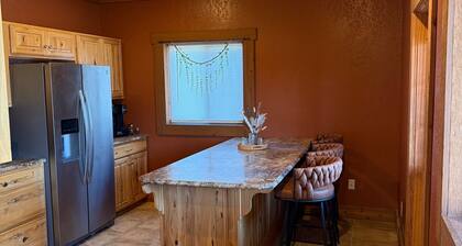 The Cabin Retreat on 47 acres, fishing, kayaking, views!