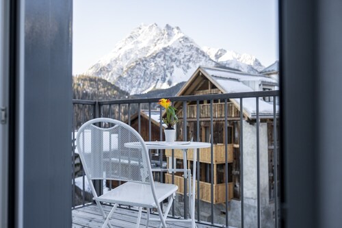 Chasa Stradun 203A – Zentrale 2 1/2-Zimmer-Ferienwohnung mit Balkon und Kamin in Scuol