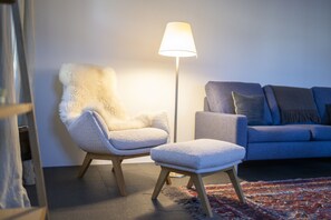 Een televisie en een open haard