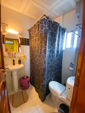 Bidet, toallas, jabón, shampoo 
