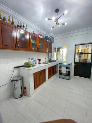 Fridge, microwave, oven, electric kettle - Furnished Apartment in Douala Yassa
-  Complexe Le Sapphire (Yassa)