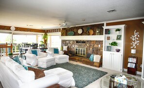 Una Smart TV, una chimenea, libros