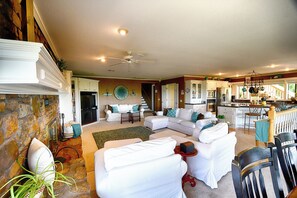 Una Smart TV, una chimenea, libros