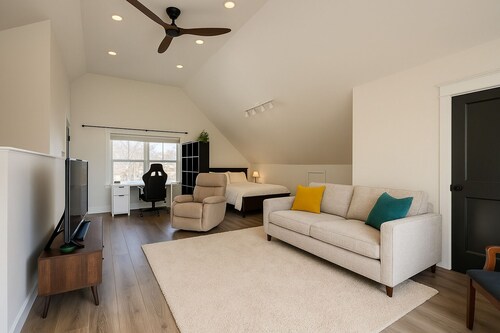 Cozy Standalone Private Loft w/ Full Kitchenette