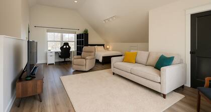 Cozy Standalone Private Loft w/ Full Kitchenette