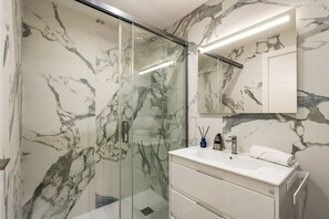 Shower, hair dryer, towels - WELCS DUPLEX 323 EMP ocean front (Empuriabrava)