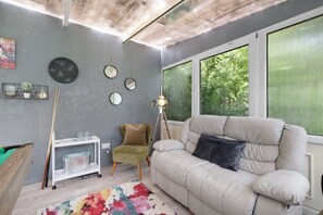 Room | Living area - Modern 3 Bedroom, 2 Bathroom Home in Edgware (Edgware)