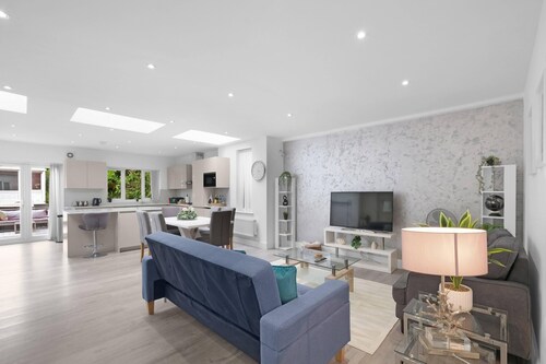 Modern 3 Bedroom, 2 Bathroom Home in Edgware