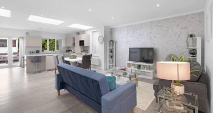 Modern 3 Bedroom, 2 Bathroom Home in Edgware